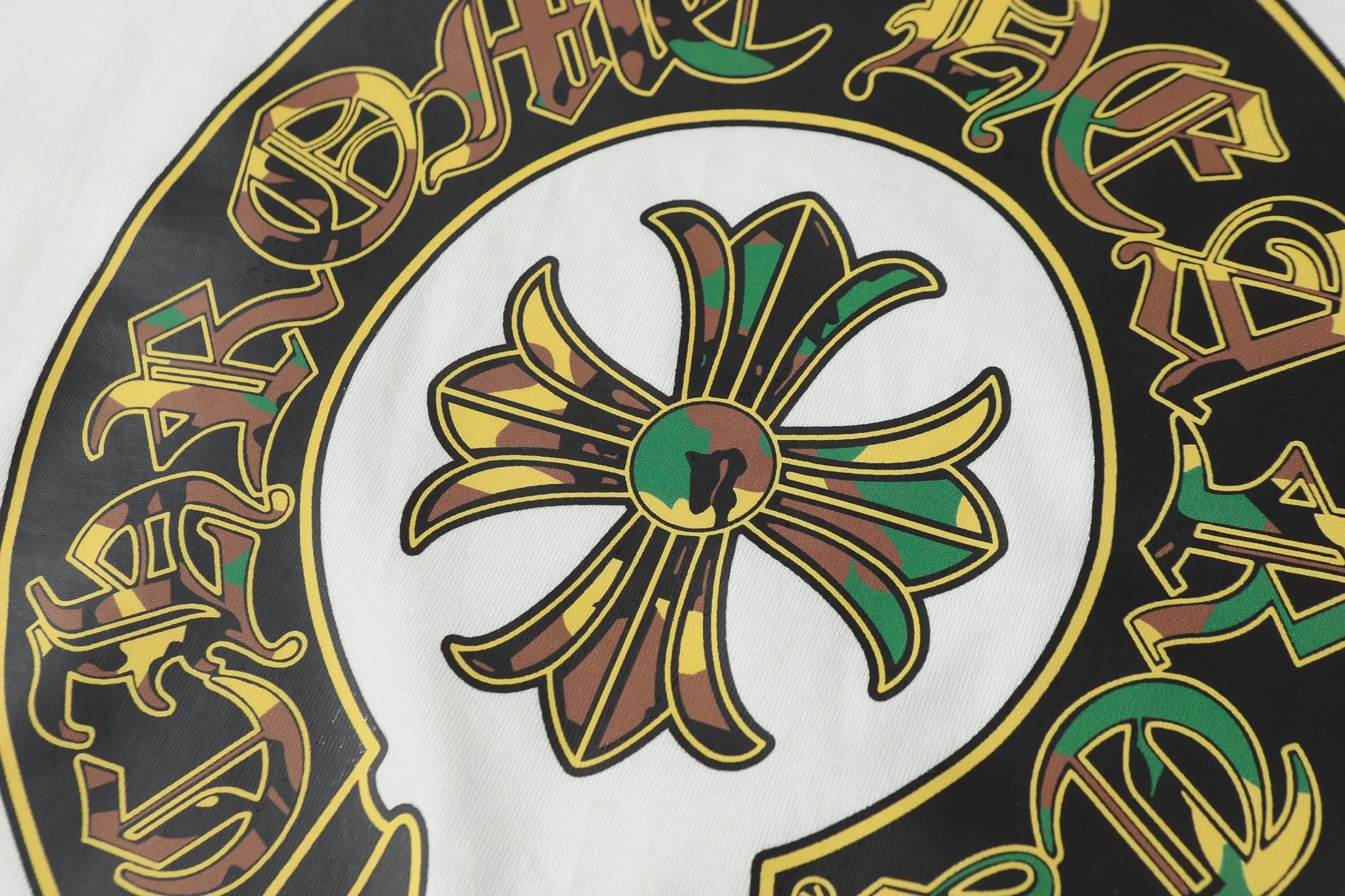 P160 Cross-border running quantity model, please do not place an order if you pursue quality - Chrome Hearts/Chrome Hearts green military flower Sanskrit horseshoe print popular short-sleeved T-shirt - High weight, high density and high quality, soft, delicate and skin-friendly wool, soft and silky to the touch, excellent warmth and skin-friendly properties - Custom-woven and custom-dyed, no color difference, no matter the fabric or workmanship details, beat the ordinary version on the market -Colour: black white -Size: S M L XL